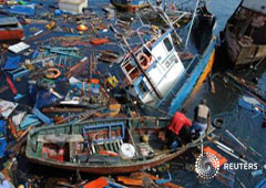 Pescadores intentan salvar sus botes tras las replicas del terremoto en el puerto norteño de Iquique, en Chile, el 2 de abril de 2014