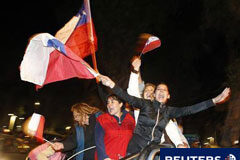 Chile celebra el «milagroso» rescate de los 33 mineros atrapados Unos chilenos celebran el final feliz de la historia en la ciudad de Copiapó, cercana a la mina