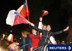 Unos chilenos celebran el final feliz de la historia en la ciudad de Copiapó, cercana a la mina Unos chilenos celebran el final feliz de la historia en la ciudad de Copiapó, cercana a la mina