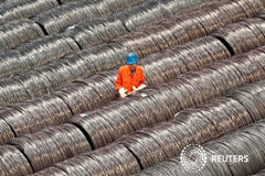 China espera EEUU «retroceda desde el borde» tras anuncio plan aranceles de Trump Un trabajador controla alambres de acero en un almacén en Dalian, en la provincia de Liaoning en China, el 15 de mayo de 2017