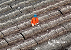 Un trabajador controla alambres de acero en un almacén en Dalian, en la provincia de Liaoning en China, el 15 de mayo de 2017