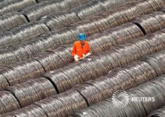 Un trabajador controla alambres de acero en un almacén en Dalian, en la provincia de Liaoning en China, el 15 de mayo de 2017 Un trabajador controla alambres de acero en un almacén en Dalian, en la provincia de Liaoning en China, el 15 de mayo de 2017