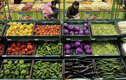 La inflación china se acelera; aviva rumores de ajuste monetario consumidores eligen verduras en un mercado en Hefei, en la provincia de Anhui, el 11 de marzo de 2010.