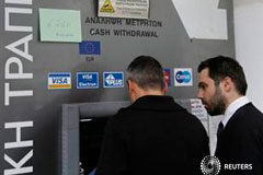 Chipre limita la retirada de dinero en los cajeros a 100 euros diarios Unos hombres retirando dinero de un cajero del Laiki Bank en Nicosia el 22 de marzo con un cartel que les informa que solo pueden retirar 260 euros