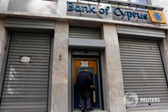 Chipre planea quitar impuesto a depósitos de menos 20.000 euros Un hombre saca dinero de un cajero en Atenas el 19 de marzo de 2013