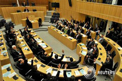 El Parlamento de Chipre rechaza la polémica tasa a los depósitos bancarios Los legisladores levantan la mano para votar contra la polémica tasa a los depósitos bancarios en el parlamento, en Nicosia, el 19 de marzo de 2013