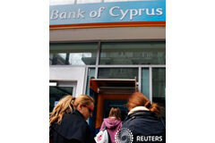 Chipre busca un rescate ruso mientras la UE amenaza con quitar su ayuda La gente hace cola ante un cajero automático de una sede del Banco de Chipre en Atenas, el 20 de marzo 2013