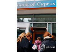 La gente hace cola ante un cajero automático de una sede del Banco de Chipre en Atenas, el 20 de marzo 2013