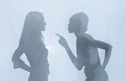 Contra el blanqueo, obligación de informar dos personas chivándose algo