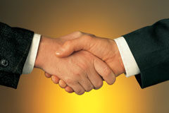 Suiza y España: más intercambio de información Imagen de unas manos saludándose