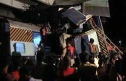 Un choque de trenes en India deja 49 muertos varias personas reunidas en el lugar del choque, en Sainthia, en esta grabación del 19 de julio de 2010.