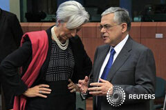 La zona euro sella un segundo plan de rescate para Grecia La directora general del FMI, Christine Lagarde (I), habla con el primer ministro griego, Lucas Papademos (D), al inicio de la reunión del Eurogrupo en la sede de la Unión Europea, en Bruselas, el 20 de febrero de 2012.