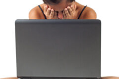 España, único país de la UE que regula penalmente el cyberbullying chica llora delante de un portátil