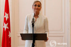 Cifuentes cede a la presión y dimite como presidenta regional de Madrid La presidenta de Madrid, Cristina Cifuentes, anuncia su dimisión en Madrid el 25 de abril de 2018