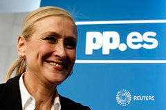 La presidenta madrileña dice no se plantea dimitir tras renunciar a su polémico máster La presidenta madrileña, Cristina Cifuentes, sonríe en la sede del PP en Madrid el 25 de mayo de 2015