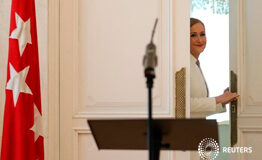 Cifuentes se aleja de la política al renunciar al acta de diputada en Madrid La expresidenta madrileña Cristina Cifuentes renunció el martes a su acta de diputada en la cámara regional, alejándose de la política dos semanas después de dimitir en medio de la polémica por la dudosa obtención de un título universitario. La expresiden