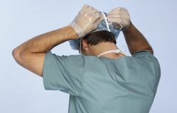 Condenado a tres años de cárcel el cirujano que desfiguró a cien mujeres Condenado a tres años de cárcel el cirujano que desfiguró a cien mujeres