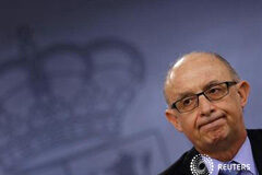 El Gobierno retrasa la decisión sobre el déficit de las regiones El ministro de Hacienda, Cristóbal Montoro, en una rueda de prensa tras un consejo de ministros, el 26 de abril de 2013