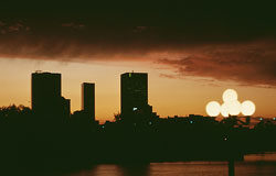 ¿Qué defensas empleo ante la reclamación del precio de una obra defectuosa? Ciudad al atardecer