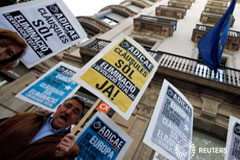 Los bancos tendrán que devolver retroactivamente las cláusulas suelo nulas Un hombre protesta contra las cláusulas suelo frente a una oficina de la UE en Barcelona, el 26 de abril de 2016