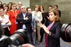 Los directores de centros de enseñanza públicos deberán acreditar un curso de formación específico, cuyo diseño el ministerio tenía pendiente desde 2006 La vicepresidenta, ministra de la Presidencia y portavoz del Gobierno de España, Soraya Sáenz de Santamaría, en el Consejo de Ministros