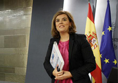 Pool Moncloa / Acceso libre La vicepresidenta, ministra de la Presidencia y portavoz del Gobierno de España, Soraya Sáenz de Santamaría, en el Consejo de Ministros