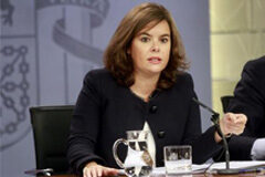 Los bancos no podrán cobrar doble comisión por la retirada de efectivo de los cajeros automáticos de otra entidad La vicepresidenta del Gobierno, Soraya Sáenz de Santamaría, durante la rueda de prensa posterior al Consejo de Ministros.