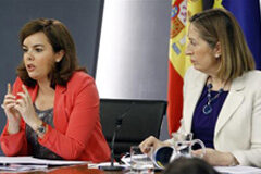 Se inaugura un procedimiento administrativo íntegramente electrónico, con controles que determinarán la desaparición de los organismos superfluos La vicepresidenta del Gobierno, Soraya Sáenz de Santamaría, y la Ministra de Fomento, Ana Pastor