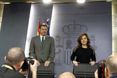 Aprobado un RD que desarrolla el Estatuto de la víctima para ofrecer un régimen de protección específico La vicepresidenta, Soraya Sáenz de Santamaría, junto al ministro de Justicia, Rafael Catalá, durante su comparecencia en la rueda de prensa posterior al Consejo de Ministros
