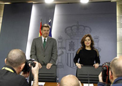 La vicepresidenta, Soraya Sáenz de Santamaría, junto al ministro de Justicia, Rafael Catalá, durante su comparecencia en la rueda de prensa posterior al Consejo de Ministros