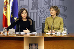 El Gobierno encarga un informe jurídico sobre la creación de una Consejería de Exteriores en Cataluña La vicepresidenta del Gobierno, Soraya Sáenz de Santamaría, junto a la ministra de Agricultura, Alimentación y Medio Ambiente, Isabel García Tejerina, durante la rueda de prensa posterior al Consejo de Ministros.