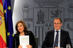 El dinero intervenido a los explotadores sexuales se destinará a las víctimas Soraya Sáenz de Santamaría y Alfonso Alonso