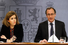 La ley incrementa el control a las aseguradoras, que podrán ser visitadas por inspectores de incógnito Soraya Sáenz de Santamaría y Alfonso Alonso