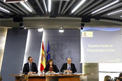 Aprobado el Real Decreto que culmina la adaptación del sector del seguro a la Directiva Solvencia II La vicepresidenta del Gobierno, Soraya Sáenz de Santamaría, junto al ministro de Hacienda y Administraciones Públicas, Cristóbal Montoro, y al ministro de Sanidad, Servicios Sociales e Igualdad, Alfonso Alonso, durante la rueda de prensa posterior al Cons