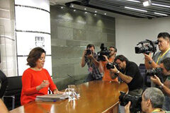 Regulada la protección a los trabajadores contra los riesgos de la exposición a campos electromagnéticos La vicepresidenta, ministra de la Presidencia y portavoz del Gobierno en funciones, Soraya Sáenz de Santamaría, durante la rueda de prensa posterior al Consejo de Ministros.