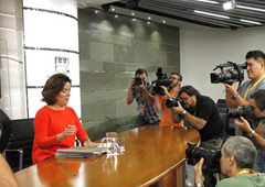La vicepresidenta, ministra de la Presidencia y portavoz del Gobierno en funciones, Soraya Sáenz de Santamaría, durante la rueda de prensa posterior al Consejo de Ministros.
