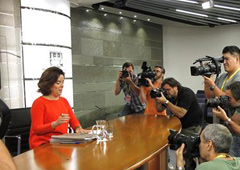 La vicepresidenta, ministra de la Presidencia y portavoz del Gobierno en funciones, Soraya Sáenz de Santamaría, durante la rueda de prensa posterior al Consejo de Ministros. La vicepresidenta, ministra de la Presidencia y portavoz del Gobierno en funciones, Soraya Sáenz de Santamaría, durante la rueda de prensa posterior al Consejo de Ministros.