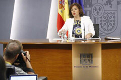 El Gobierno informa de tres sanciones, que suman más de 66 millones de euros, que debe asumir por incumplimiento del Derecho de la Unión Europea La vicepresidenta, ministra de la Presidencia y portavoz del Gobierno en funciones, Soraya Sáenz de Santamaría, durante la rueda de prensa posterior al Consejo de Ministros.