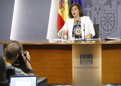 La vicepresidenta, ministra de la Presidencia y portavoz del Gobierno en funciones, Soraya Sáenz de Santamaría, durante la rueda de prensa posterior al Consejo de Ministros. La vicepresidenta, ministra de la Presidencia y portavoz del Gobierno en funciones, Soraya Sáenz de Santamaría, durante la rueda de prensa posterior al Consejo de Ministros.