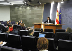 La vicepresidenta del Gobierno en funciones, Soraya Sáenz de Santamaría, durante la rueda de prensa posterior al Cosejo de Ministros.