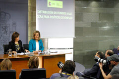 1.418 millones a las Comunidades Autónomas para políticas de empleo Soraya Sáenz de Santamaría y Fátima Báñez