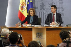 Defensa reforma el sistema de ascensos de la Carrera Militar del personal no activo La vicepresidenta del Gobierno, ministra de la Presidencia y portavoz del Gobierno de España, Soraya Sáenz de Santamaría y el ministro de Industria, Energía y Turismo, José Manuel Soria, en la rueda de prensa posterior al Consejo de Ministros