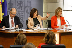 Moncloa ve inconstitucional que los funcionarios de Castilla-La Mancha trabajen 2,5 horas menos Cristóbal Montoro, Soraya Sáenz de Santamaría y Fátima Báñez