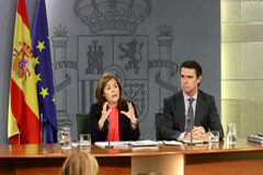 Moncloa aprueba sendos acuerdos contra la trata de seres humanos y el terrorismo Soraya Sáenz de Santamaría y José Manuel Soria