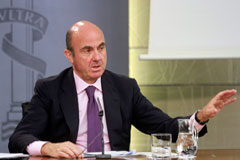 El Gobierno abre la puerta a la responsabilidad penal de la presidenta del Parlament Luis de Guindos