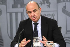 El Gobierno aprueba el nuevo régimen de reestructuración y resolución de entidades de crédito, que blinda los depósitos menores de 100.000 euros El ministro de Economía y Competitividad, Luis de Guindos, en la rueda de prensa posterior al Consejo de Ministros
