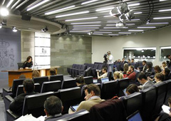 La vicepresidenta del Gobierno en funciones, Soraya Sáenz de Santamaría, durante la rueda de prensa posterior al Consejo de Ministros.