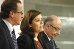 No será necesario un carné especial para conducir taxis, vehículos de emergencia y escolares La vicepresidenta del Gobierno, Soraya Sáenz de Santamaría, junto al ministro de Hacienda y Administraciones Públicas, Cristóbal Montoro, y al ministro de Sanidad, Servicios Sociales e Igualdad, Alfonso Alonso, durante la rueda de prensa posterior al Cons