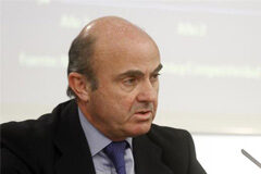 Aprobado un presupuesto de 40,6 millones de euros para ayudas en inversiones agrarias El ministro de Economía y Competitividad, Luis de Guindos, en un momento de la rueda de prensa posterior al Consejo de Ministros.