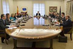 El Gobierno aprueba un incremento mensual en el SMI de 6,6 euros El presidente del Gobierno en funciones, Mariano Rajoy, durante la última reunión del Consejo de Ministros del año